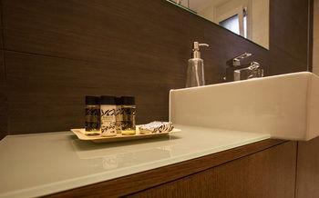 Abelia Luxurious