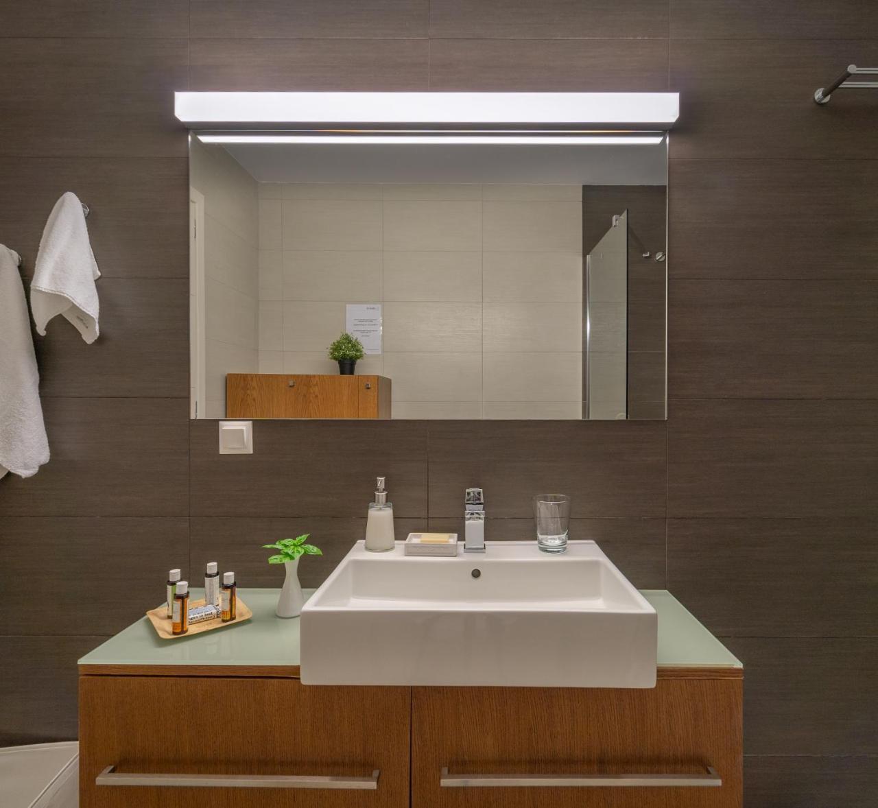 Abelia Luxurious Finikounta